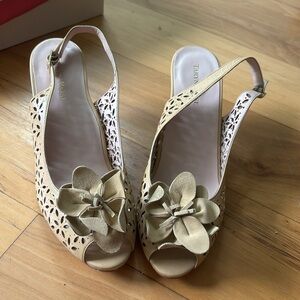 Taryn Rose tan leather open toe sandal size 8.5